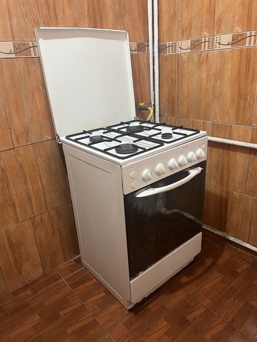 Aragaz pe gaz cu 4 ochiuri si cuptor