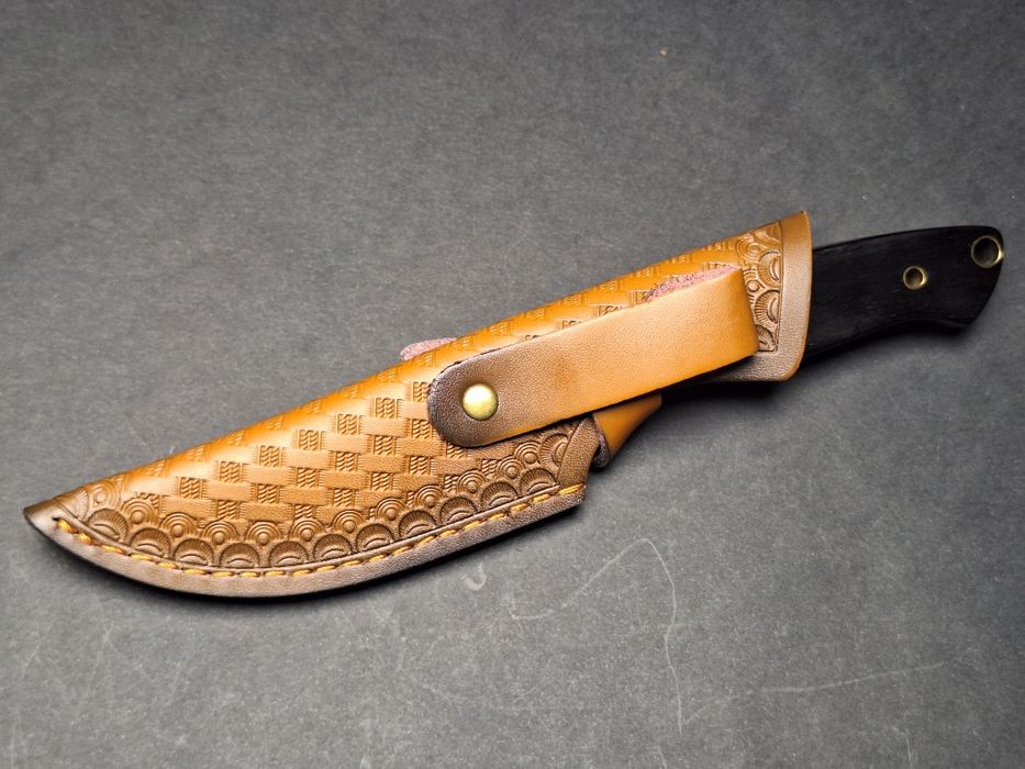 Ловен нож от дамаска стомана VG10 с кожена кания