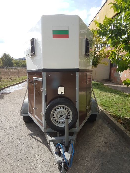 Ремарке тип каравана за транспорт на коне