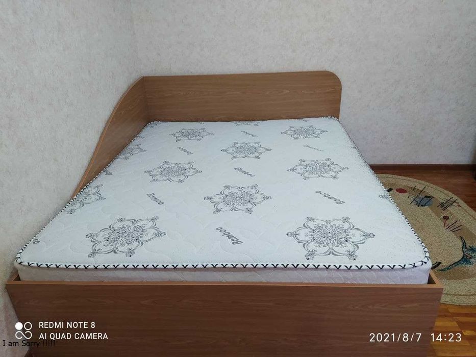 Кровать двухспальная в отличном состоянии, 200х180.