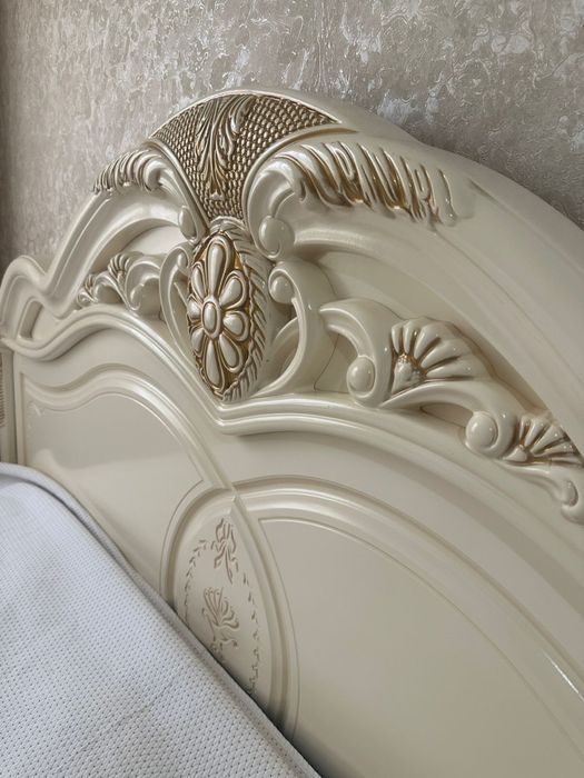 Спальный гарнитур и ковер 2*4 бу