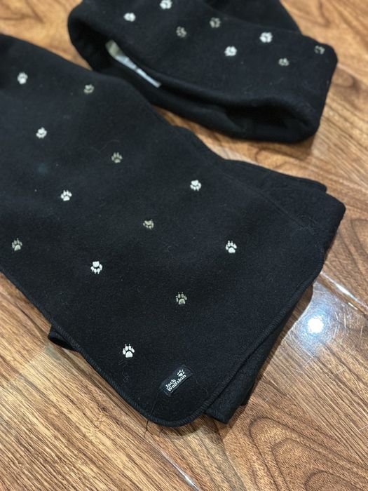 Разпродажба на шалове и шапки