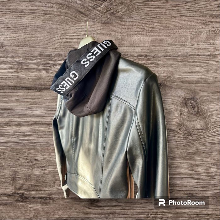 Дамско яке от еко кожа Guess със сваляща се качулка