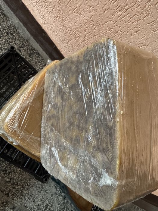 Продавам натурален пречистен пчелен восък