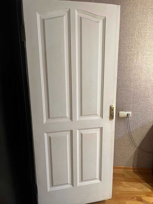 Продам дверь (дерево)