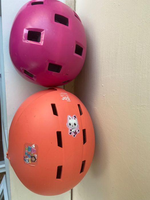 Детски каски за момиче Oxelo(за ролери и кънки) и Wedze (скиорска)