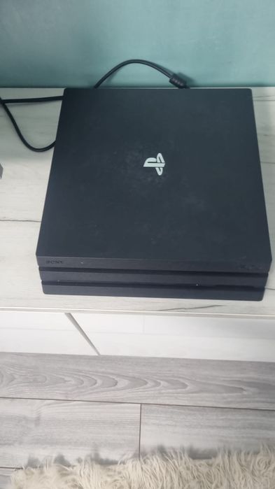 Ps4 pro 1tb + 2 controlare