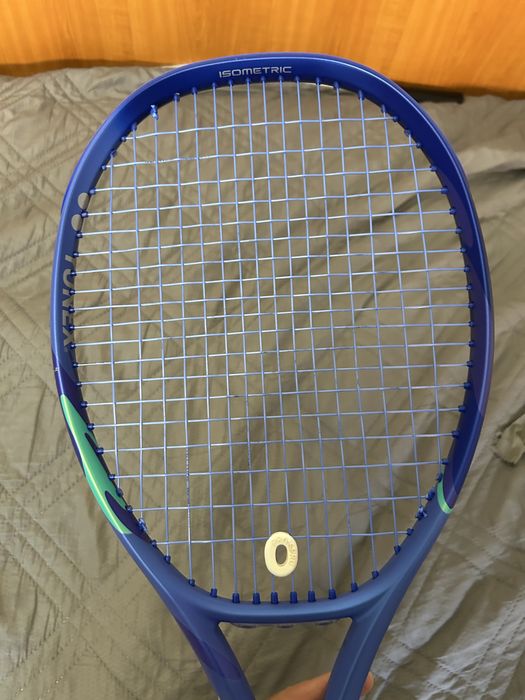 Тенис ракета Yonex Ezone 100 2025/26 + Luxilon Savage нов