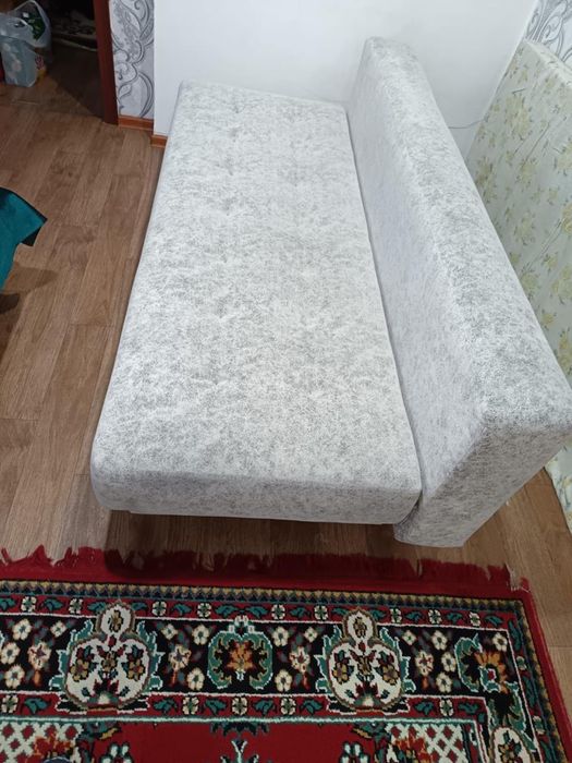 Продам диван с двумя креслами и пуфик