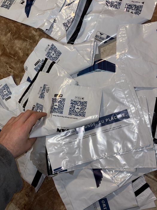 150 pungi plastic plicuri cu inchidere lipici pentru impachetare sau pentru curier noi