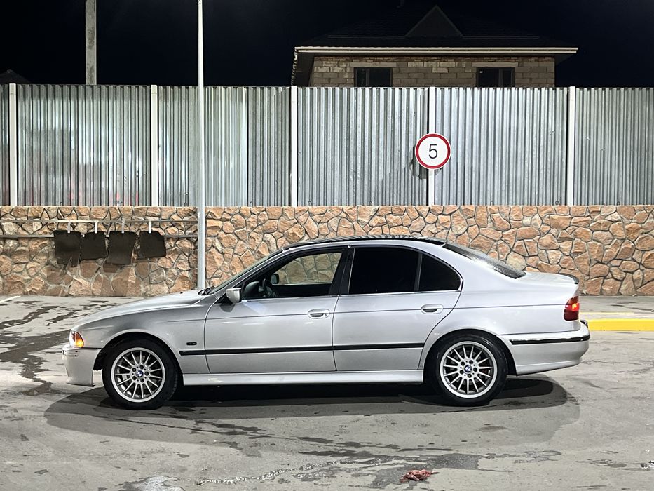 BMW E39 523i.