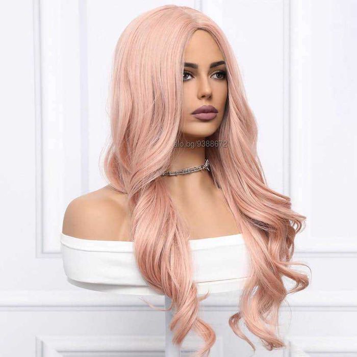 Розова вълнообразна перука на път