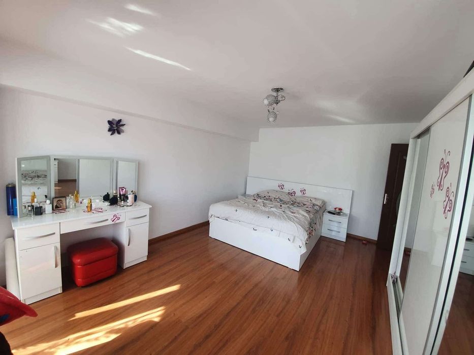 Vând apartament 4 camere