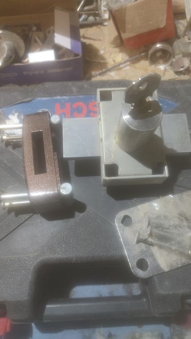 Продам  замки дверные и навесы