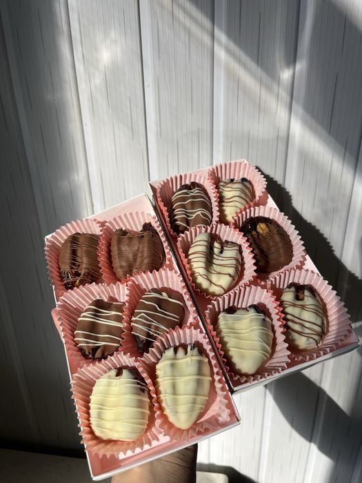 Клубника и финики в шоколаде