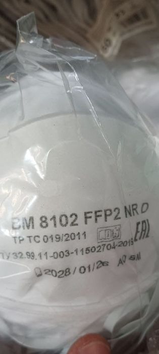 Полумаска 8102    .