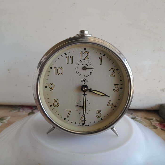 Ceas desteptator mecanic JNSA fabricat in fosta Yugoslavia