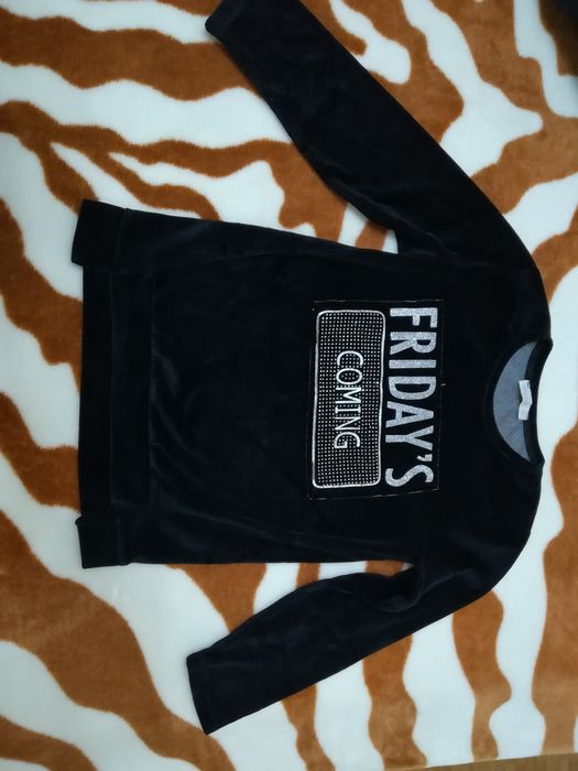 Bluza vârstă 9 ani,purtata de doua,trei ori , impecabila.