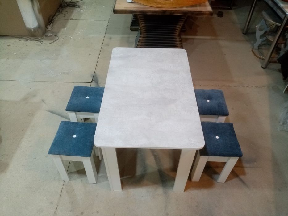 Продам новый стол 4 табуретки!