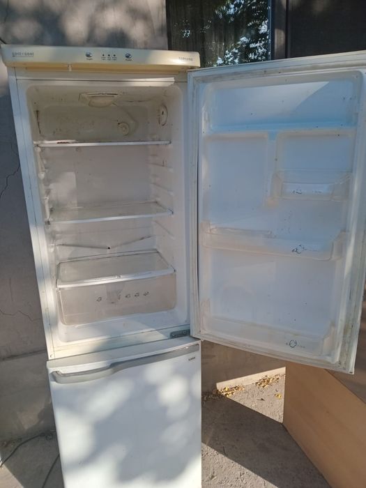 Продам два холодильника Самсунг и Беко.
