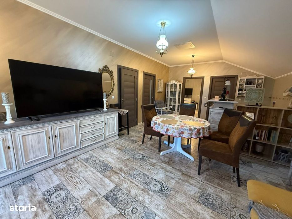 Spatiu comercial+locuinta la mansarda,3 dormitoare, living,5 bai, tere