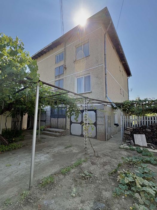 Продавам етаж от двуетажна къща