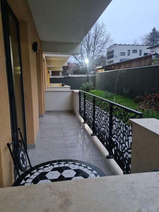 Apartament nou,aflat la parter,deosebit.