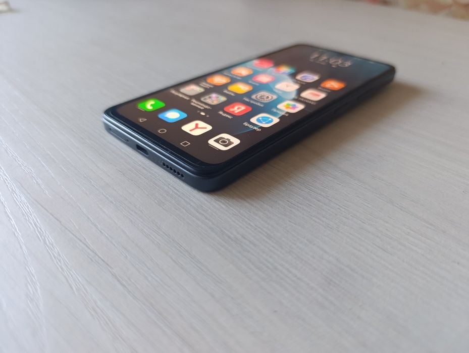 Телефон HUAWEI 8/256.