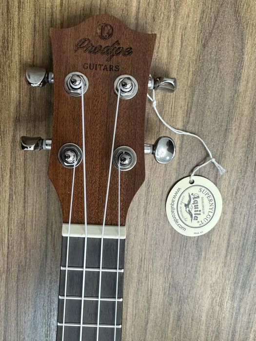 Укулеле четырех струнная