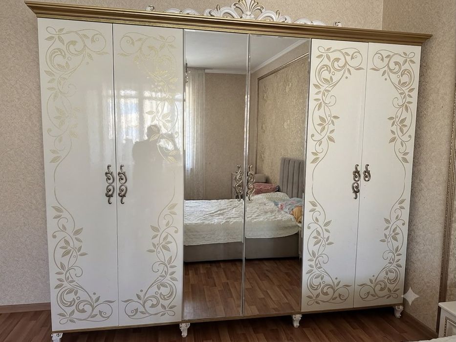 Продам мебель (тумбы, зеркало)