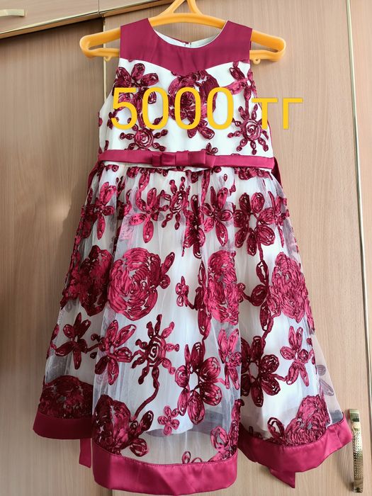 Продам нарядные платья для девочки