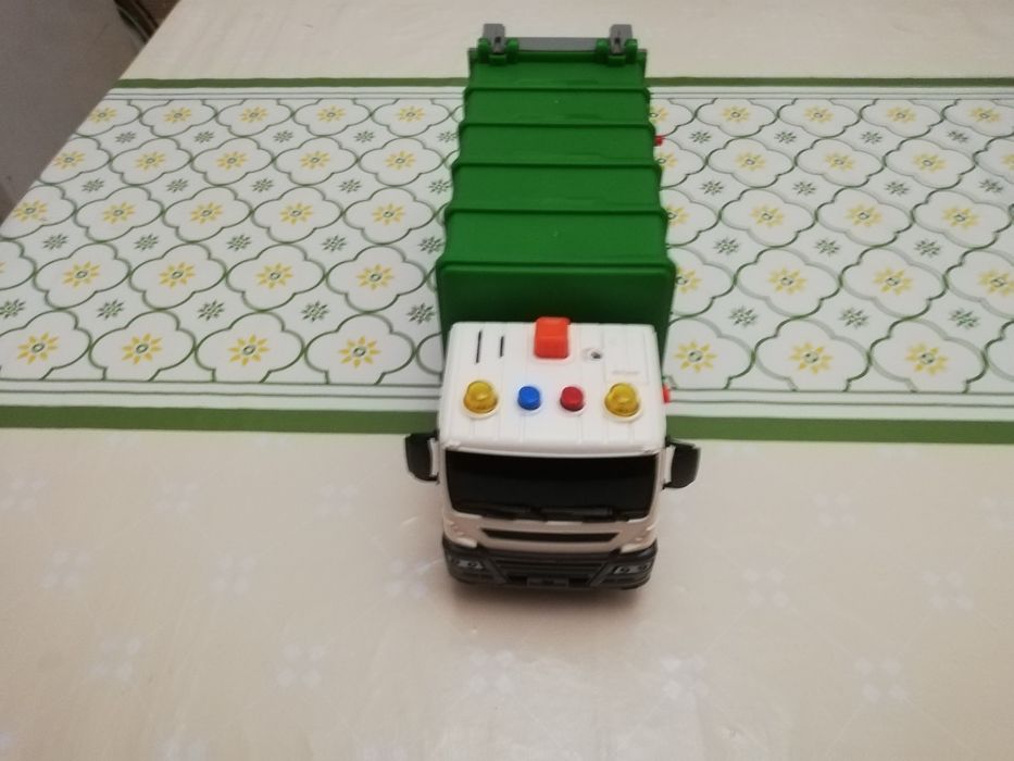 Продам Мусоровоз игрушкыный