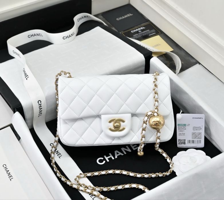Geanta Chanel timeless classique alba pe stoc