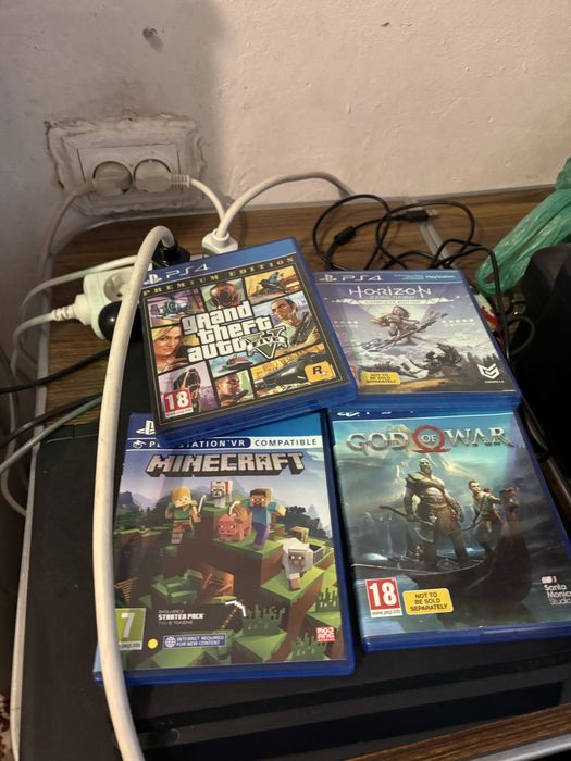 Playstation 4 със два джойстика и 9 бр. Игри