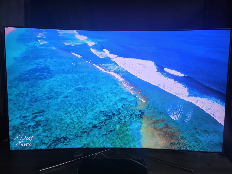 Много висок клас Извит QLED Смарт телевизор Самсунг модел QE55Q7C с уникална картина и One Box приемник