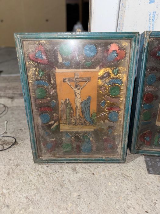 Vând tablouri și icoane vechi din 1955 și anii ’70, rame din lemn sculptate, unele pictate manual. Preț negociabil.”