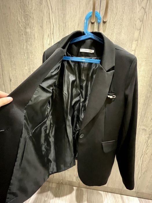 Продам черный женский пиджак