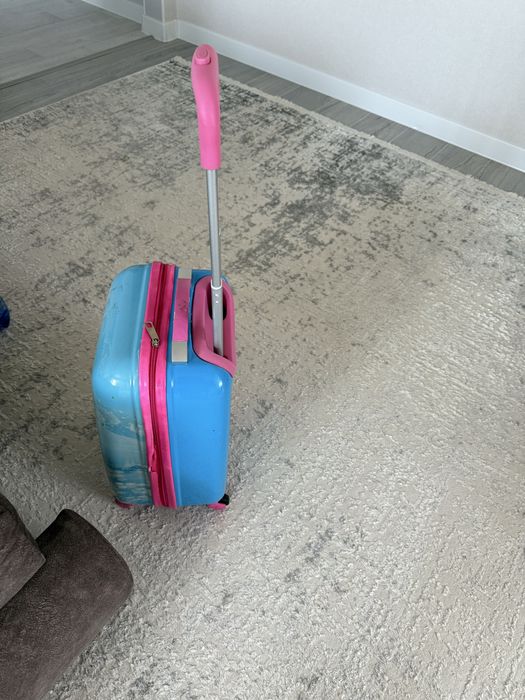 Продам детский чемодан на девочку