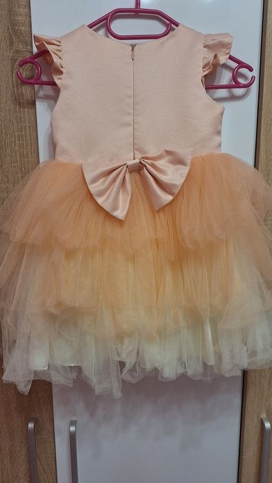 Детска рокля в прасковено с перли и блестящи камъчета