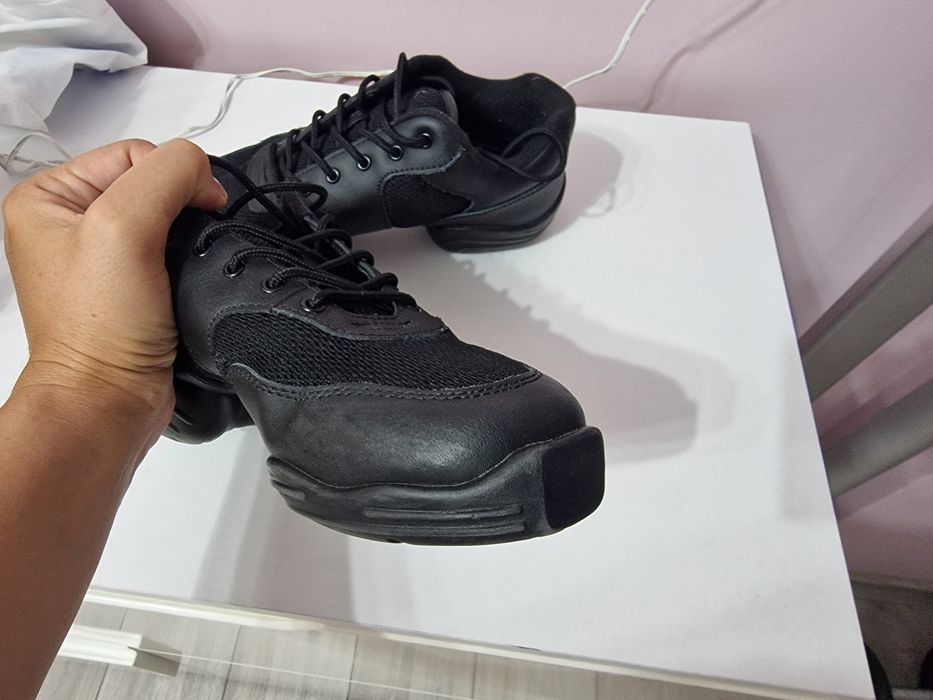 Маратонки/обувки за народни танци - CAPEZIO