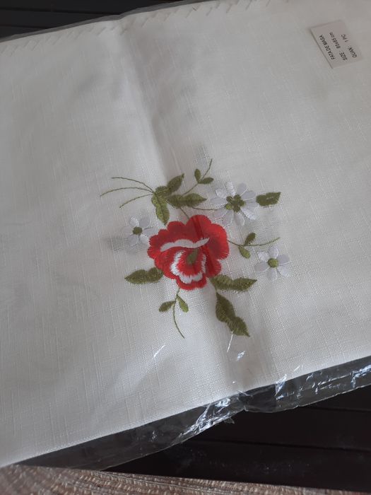 Față de masă cu broderie florala