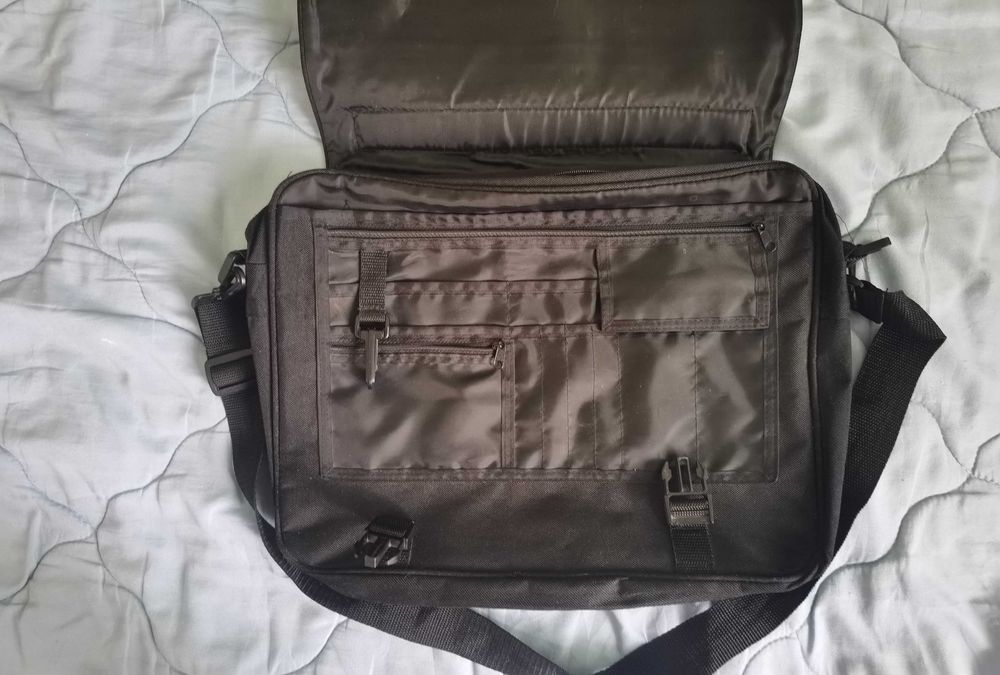 Чанта с презрамка за лаптоп с 15 джоба