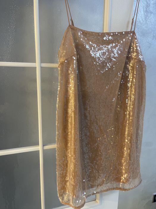 Не е възможно рокля с пайети на тази бена  размер “L”