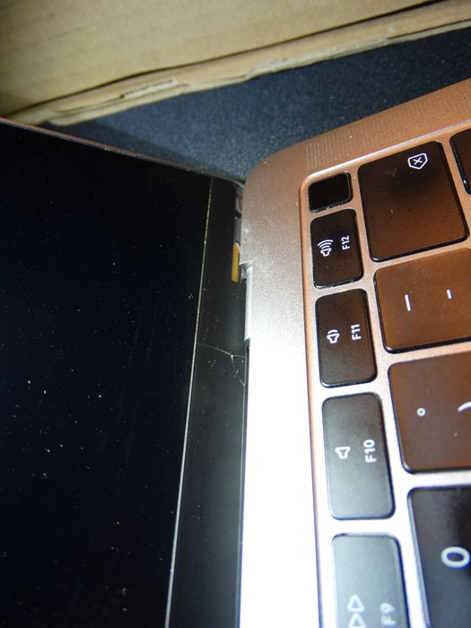 MacBook Air Retina 13” 2019 | Intel Core i5 | 8GB RAM | 1180 cicluri 128 GB
