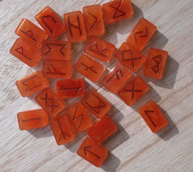 Руни от Epoxy Resin