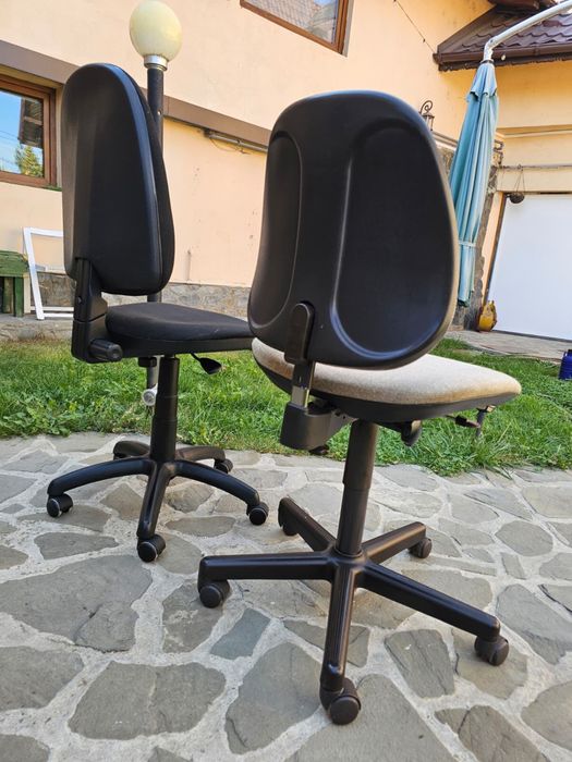Vand doua scaune de birou în stare perfectă