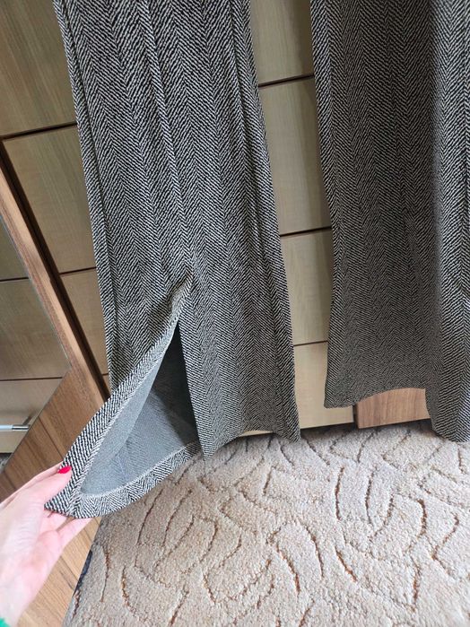 Панталон, плътен , с цепки отпред на крачолите. В ХС размер, на Junona