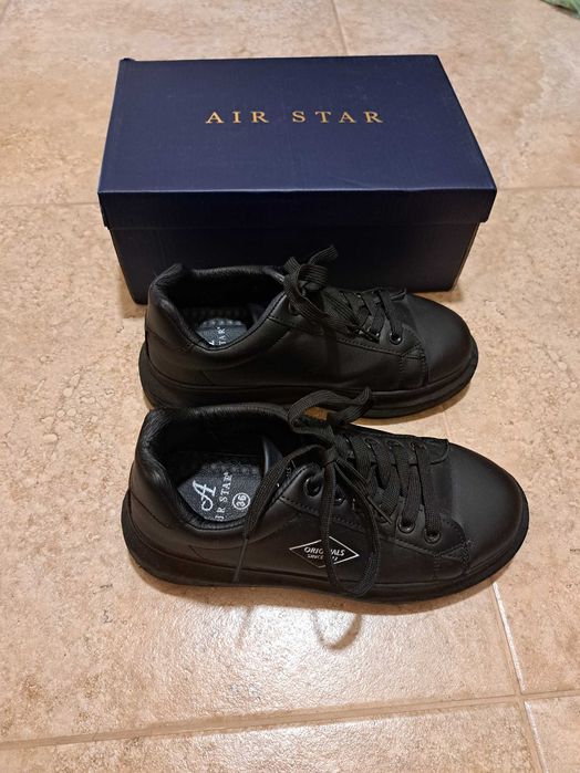 Продавам черни спортни маратонки на ниска цена 36 номер