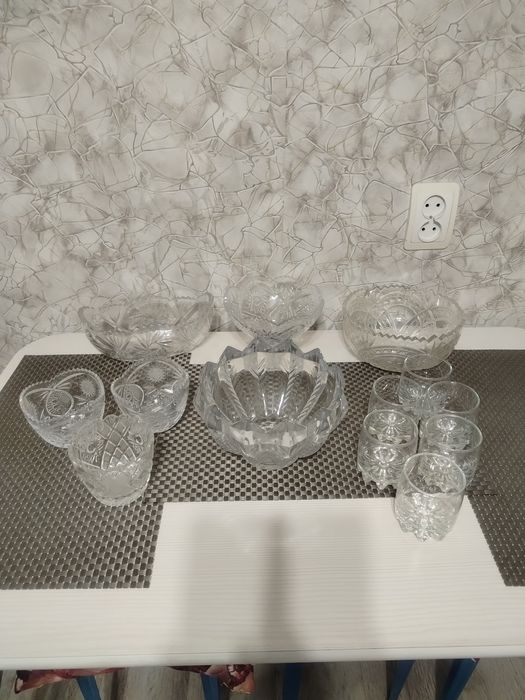 Продам посуду (салатницы, стаканы)