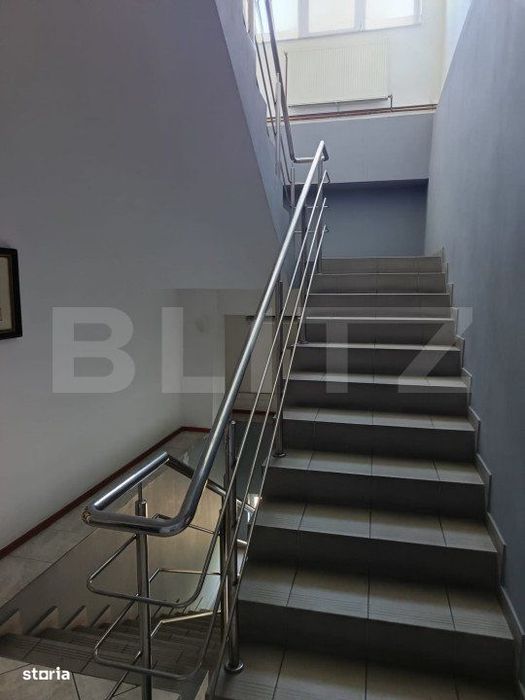 Cladire birouri , hala de productie, spatii depozitare, parcare si ter